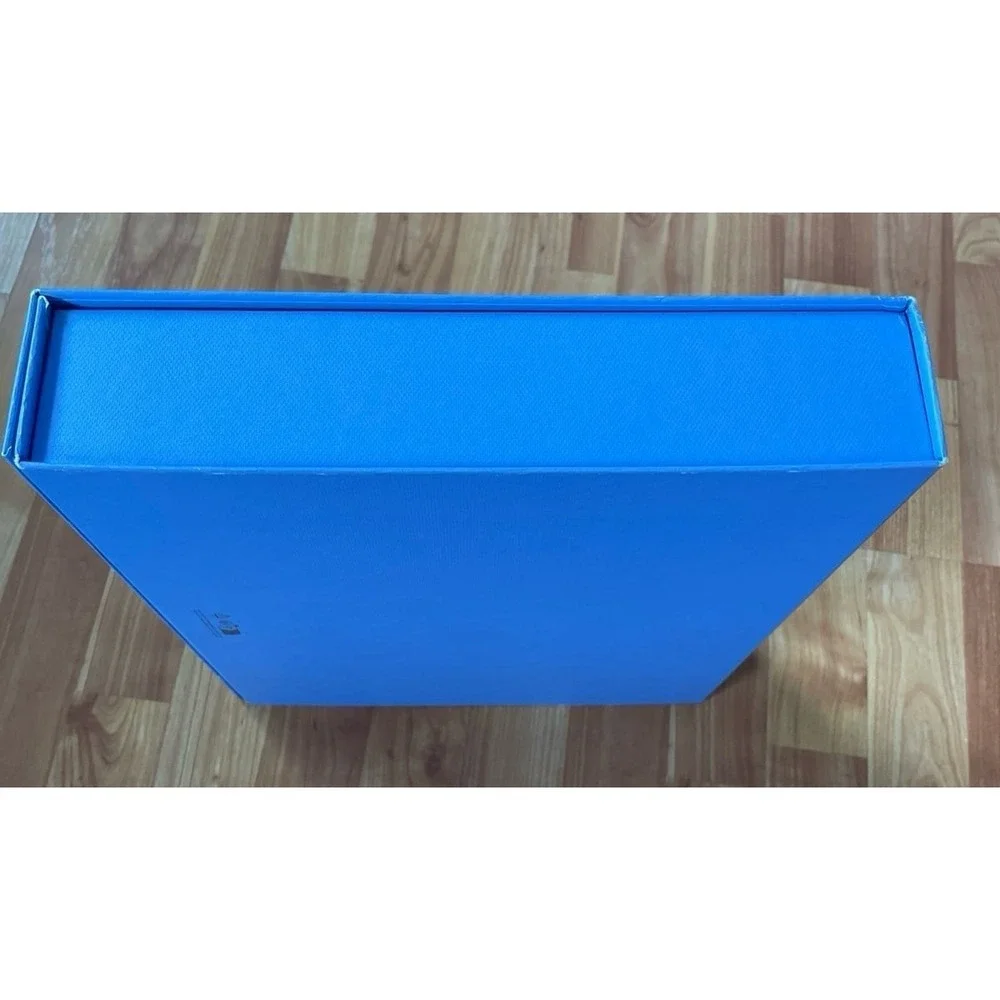 Saniya's empty box with magnet‎ lid